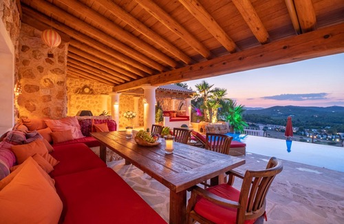 Santa Eulalia del Rio Villa | Villa de luxe romantique près de la ville d'Ibiza avec vue imprenable sur le coucher de soleil