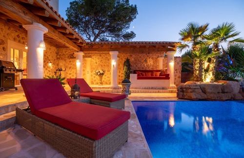 Santa Eulalia del Rio Villa | Villa de luxe romantique près de la ville d'Ibiza avec vue imprenable sur le coucher de soleil