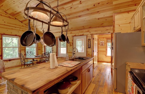 Mountain View Cabine | Romantic Mountain View Cabin Rental Near Downtown!