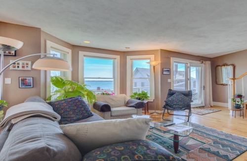 Swampscott Maison | Vues romantiques sur l'océan et les toits de Boston - Depuis un bain à remous extérieur!
