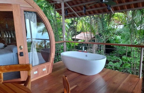 Manuel Antonio Cottage | Cabane de cockpit de la jungle romantique au-dessus des plages de Manuel Antonio White Sand