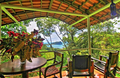 Manuel Antonio Cottage | Cabane de cockpit de la jungle romantique au-dessus des plages de Manuel Antonio White Sand