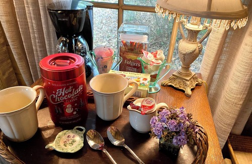 Carthage Cottage | Romantic Secret Cottage near downtown Carthage