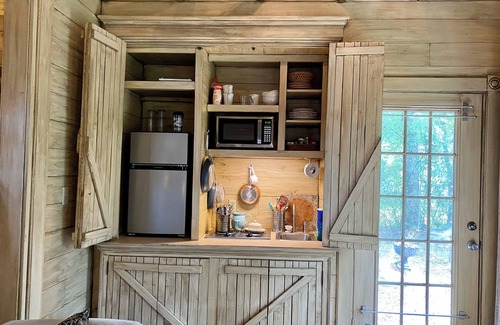 Carthage Cottage | Romantic Secret Cottage near downtown Carthage