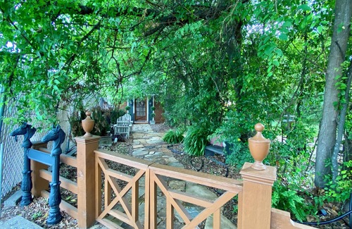 Carthage Cottage | Romantic Secret Cottage near downtown Carthage