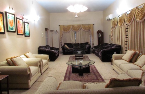 Karachi Maison | Romantic Spanish villa w/hot tub — 5 min from the beach!