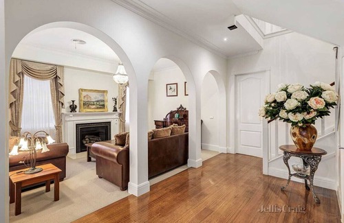 Balwyn Maison | Romantic Spanish villa w/hot tub — 5 min from the beach!