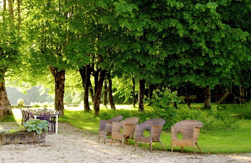 Chalais Appartement | Vieux château à Chaleix avec piscine commune