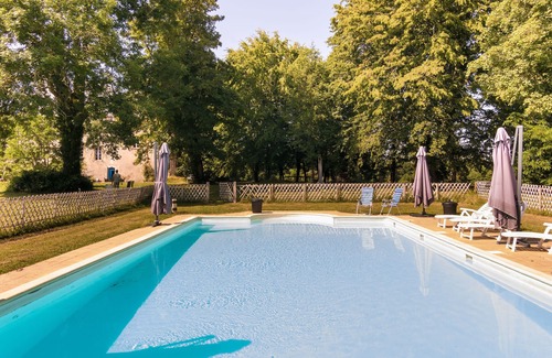 Chalais Appartement | Vieux château à Chaleix avec piscine commune