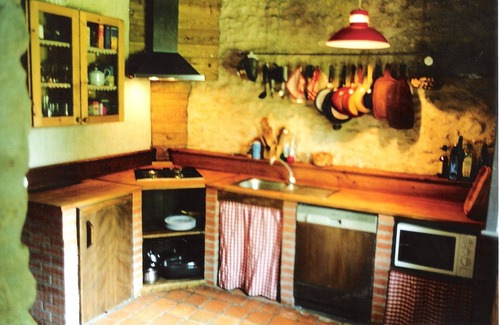 Varaignes Maison | gîte de charme, calme, jardin privé clôturé, piscine a partager, au Perigord