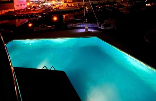 Santa Margarida Appartement | STUDIO ROMANTIQUE avec grande terrasse devant piscine et canal, parking vélo