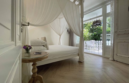 Hoofddorppleinbuurt Lit Et Petit-Déjeuner | Romantic Suite with Private Veranda in Historic Canalside House at Vondelpark
