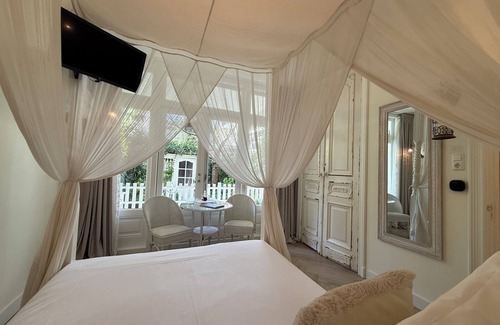 Hoofddorppleinbuurt Lit Et Petit-Déjeuner | Romantic Suite with Private Veranda in Historic Canalside House at Vondelpark