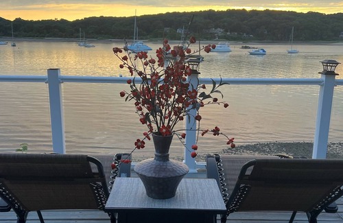 Northport Appartement | Romantic Waterfront Studio— 5 min from the Village Waterfront!!