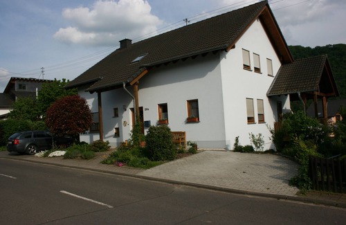 Minheim Appartement | Romantic wine village large, quiet south-facing terrace, panoramic Moselle paths, garden sauna