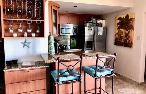 Guayabo Copropriété | Penthouse romantique en bord de mer avec terrasse privée sur le toit de 900 pieds carrés