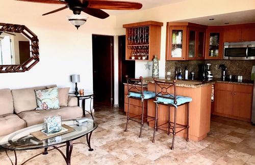 Guayabo Copropriété | Penthouse romantique en bord de mer avec terrasse privée sur le toit de 900 pieds carrés