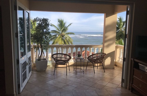 Guayabo Copropriété | Penthouse romantique en bord de mer avec terrasse privée sur le toit de 900 pieds carrés