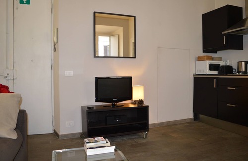 Rione V Ponte Appartement | Rome: Tres Central, Moderne, Entierement Renovee