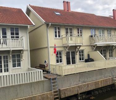 Stromstad Maison | Romslig og sjønært feriehus på Nøtholmen