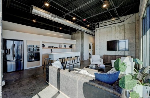 Downtown Oklahoma City Appartement | Rooftop Access. Downtown Views. Wi-fi. Pets OK!