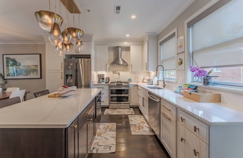 Trinidad Appartement | Luxe City Retreat/ Rooftop Deck Getaway/H St/Union Station/Union Market