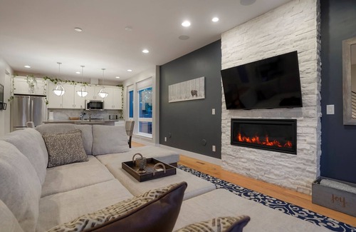 Sloan Lake Maison | Rooftop + pool table + hot tub near Broncos Stadium!