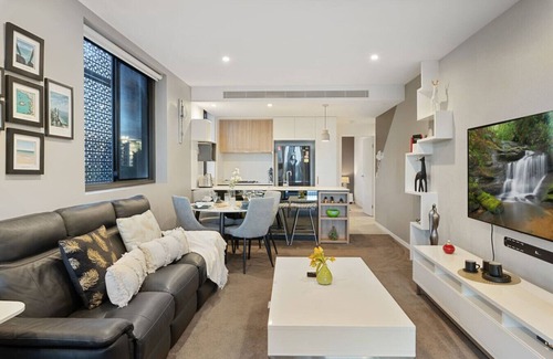 West End Appartement | Rooftop Pool & View! Stylish 2-Bed w/ Ducted A/C