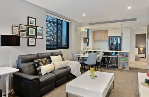 West End Appartement | Rooftop Pool & View! Stylish 2-Bed w/ Ducted A/C