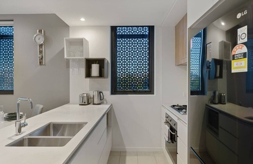 West End Appartement | Rooftop Pool & View! Stylish 2-Bed w/ Ducted A/C