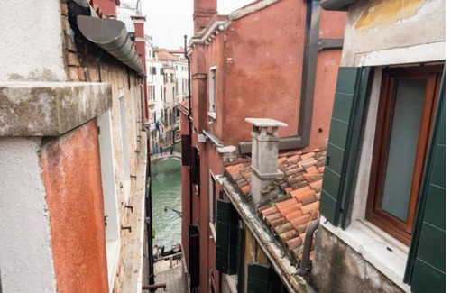 Castello Maison | Vue sur la tour San Marco sur le toit