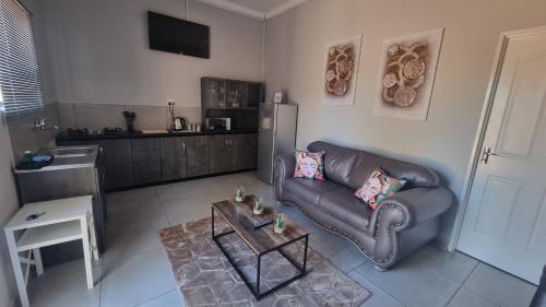 Kathu Appartement | Rooisand Oornag Akkommodasie
