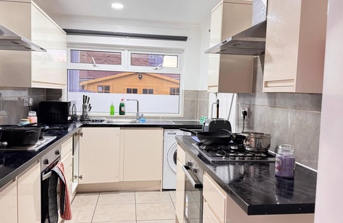 Redbridge Maison | Room 1: A Bright and Spacious Double Bed With En-Suite, Ilford, London, UK