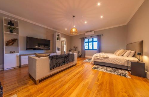 Simondium Maison | Room 1 - LEO Sky Guest House