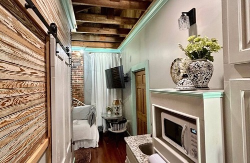 Carthage Hôtel | Room 1 (sleeps 1) at Chipley's Squareview Inn