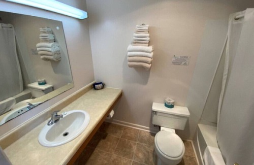 Downs Hôtel | Room 103 - Double Full - Sleeps 4 - West Lake Grandvue Inn