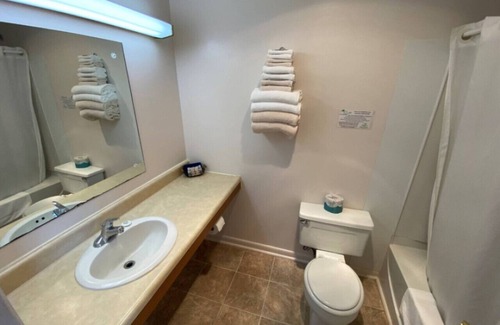 Downs Hôtel | Room 106 - Standard Queen - Sleeps 2 - West Lake Grandvue Inn