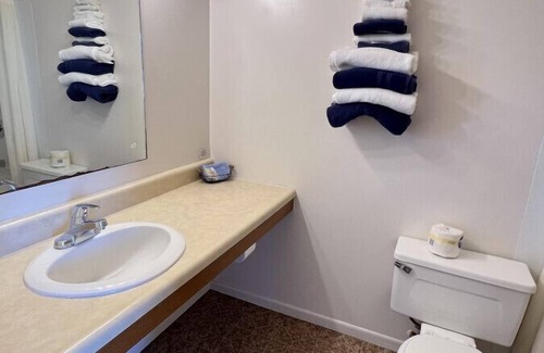Downs Hôtel | Room 106 - Standard Queen - Sleeps 2 - West Lake Grandvue Inn