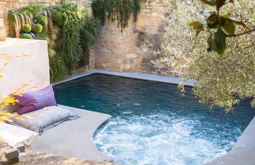 Collias Appartement | Room '14' with shared pool, Wi-Fi and air conditioning
