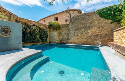 Collias Appartement | Room '14' with shared pool, Wi-Fi and air conditioning