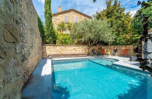 Collias Appartement | Room '14' with shared pool, Wi-Fi and air conditioning