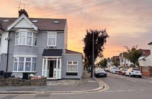 Redbridge Maison | Room 2: Modern Double Room with En-Suite in Ilford, London