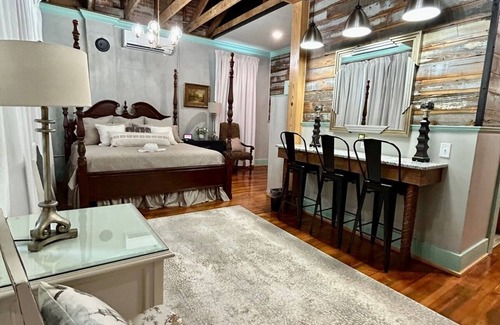 Carthage Hôtel | Room 2 (sleeps 2) at Chipley's Squareview Inn
