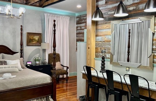 Carthage Hôtel | Room 2 (sleeps 2) at Chipley's Squareview Inn