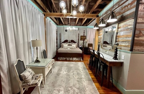 Carthage Hôtel | Room 2 (sleeps 2) at Chipley's Squareview Inn