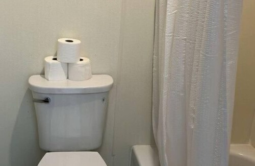 Harper Hôtel | Room 21 - Triple Queen - Sleeps 6 - Harper Motel