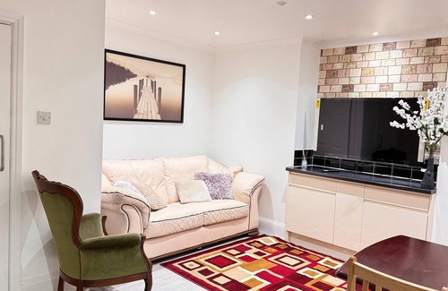 Redbridge Maison | Room 4: Stylish En-Suite Double Room, Ilford, Great Transport Links to London