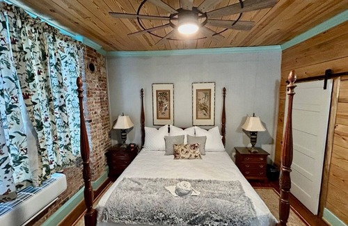 Carthage Hôtel | Room 5 (sleeps 2) at Chipley's Squareview Inn