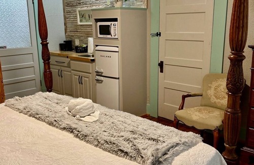 Carthage Hôtel | Room 5 (sleeps 2) at Chipley's Squareview Inn