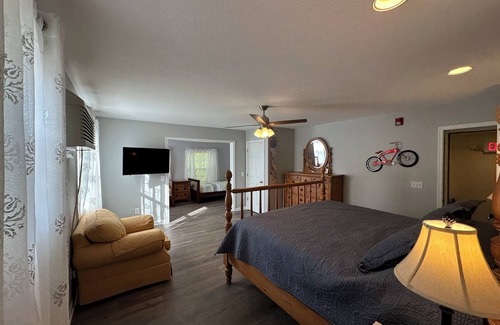 Frankford Lit Et Petit-Déjeuner | Room 5 - The Inn at Dirickson Creek -- King bed, Two twins, Perfect for Families